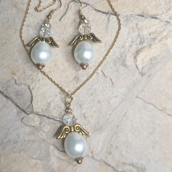 Pearl Angels wings necklace and earrings set - Picture 3 of 5